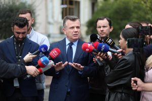 Balla: Partia Demokratike po strehon persona të kërkuar nga policia për zjarrvënie.