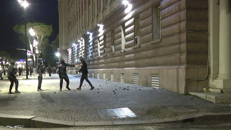 Tensione në Bulevard, gurë ndaj policisë dhe xhama të thyer te Kryesia e Kuvendit